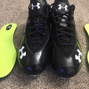 Brand New UA Black screw in football cleats Sz 8.